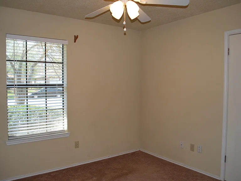 2506 Beverly Cv — Photo 11
