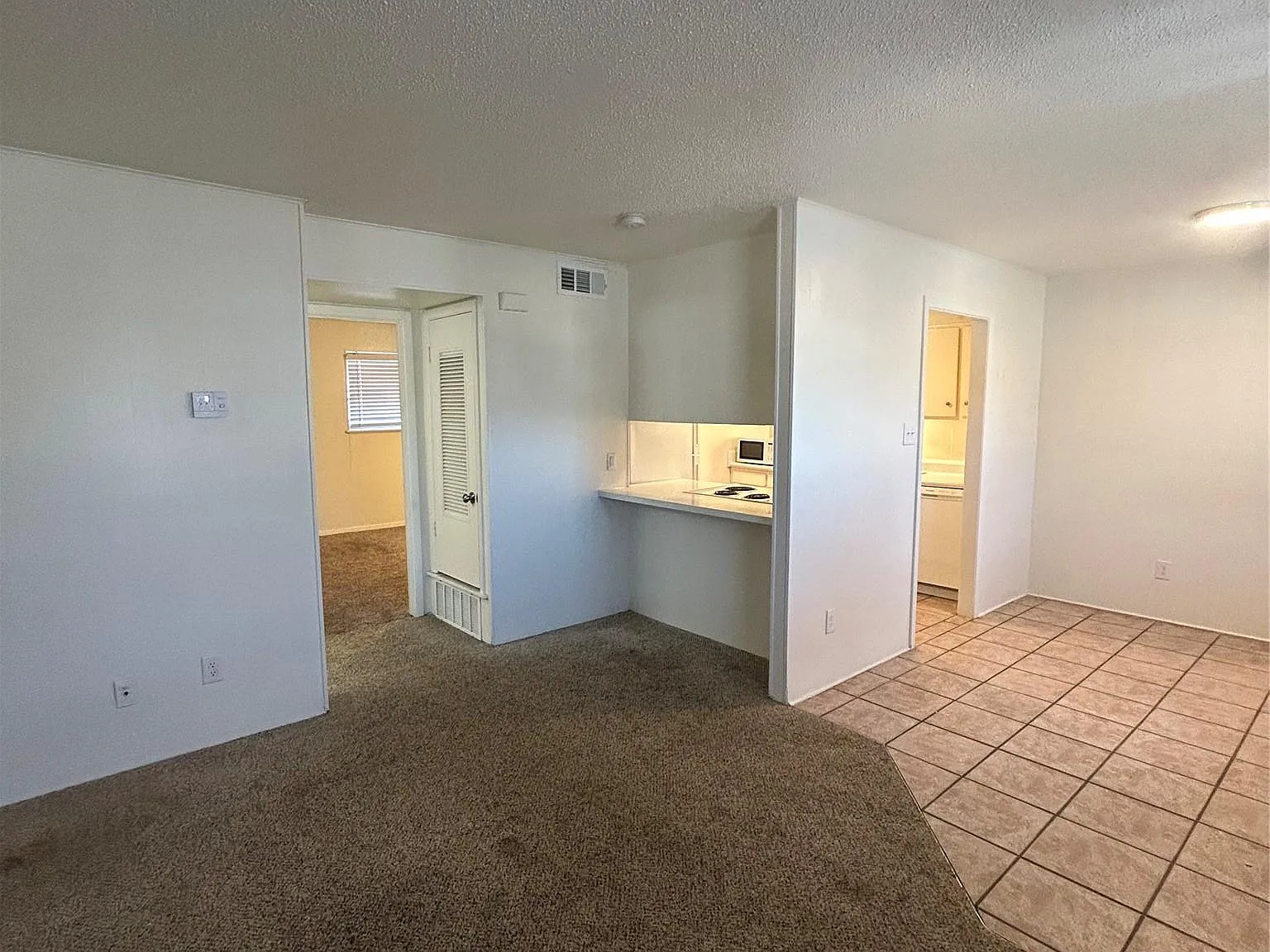 1 bed, 1.0 bath, 638 sqft, $999 — Photo 2