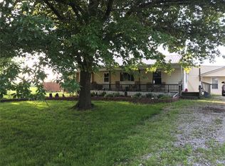 18582 Blackhawk Dr, Girard, IL 62640
