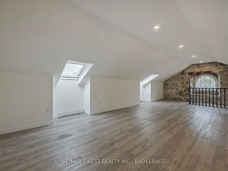 114 Yonge St — Photo 21