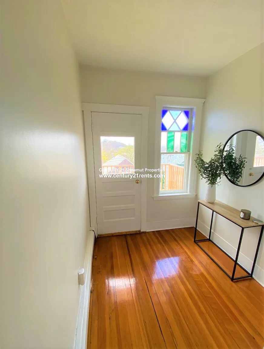 3 bed, 1.0 bath, 1600 sqft, $3,400 — Photo 2