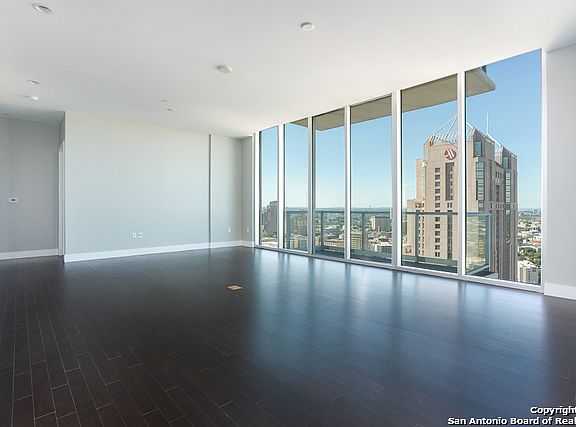 3rd image of 600 E Market St