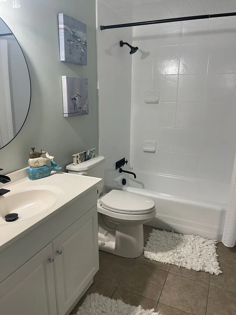 Beautifully Updated 2BR/2BA with Garage in the Heart of Aurora — Photo 4