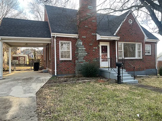 1119 Chestnut Hill Dr — Photo 2