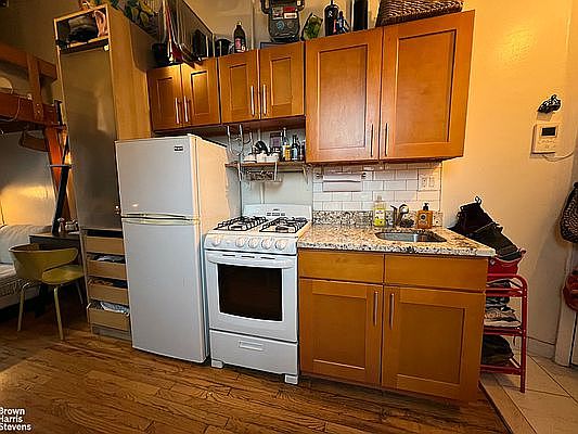 5th image of 231 Thompson St APT 20