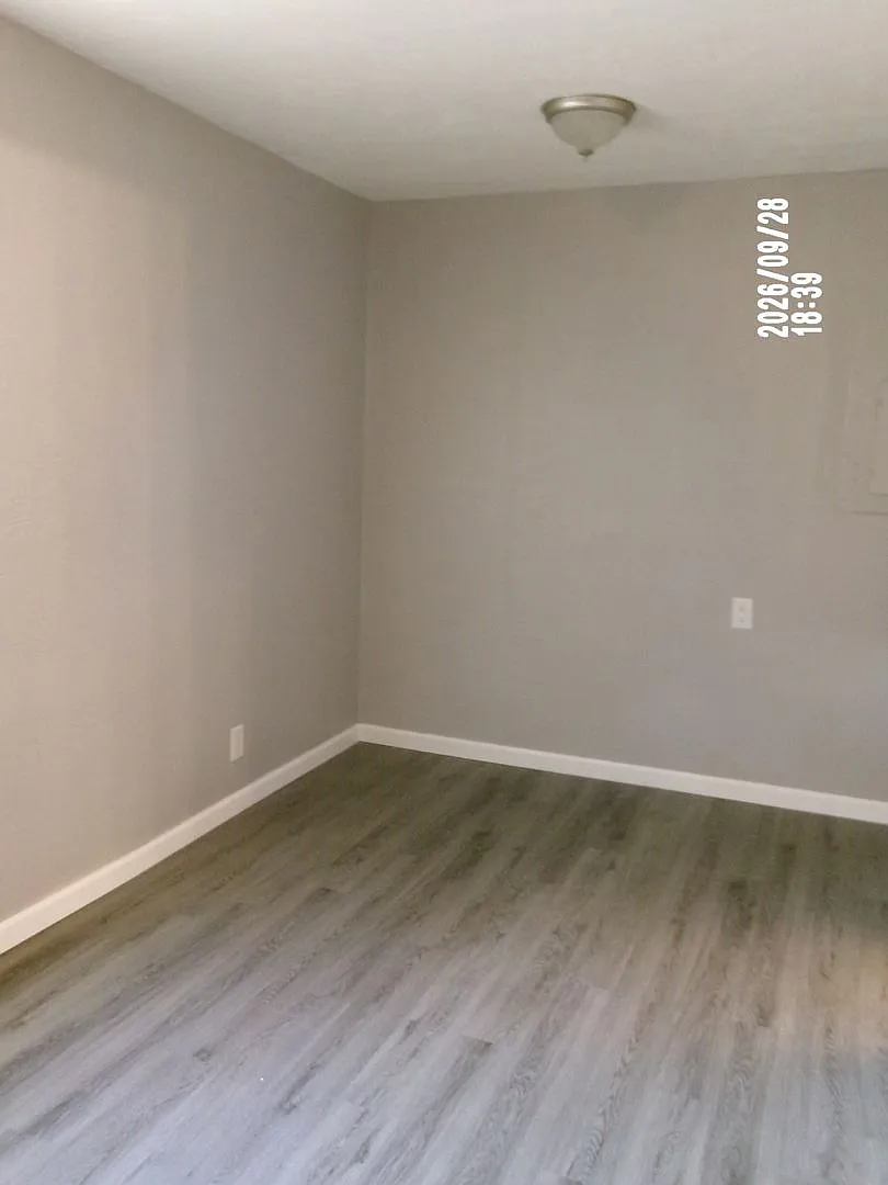 Charming & Cozy 2-Bedroom Cottage Available Now! — Photo 3