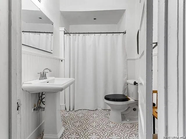 2213 N Flores St — Photo 27