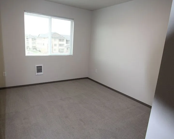 1035-1037 Greenfield Dr — Photo 9