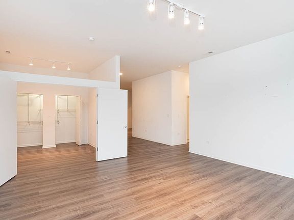 3rd image of 2550 S Wabash Ave #302
