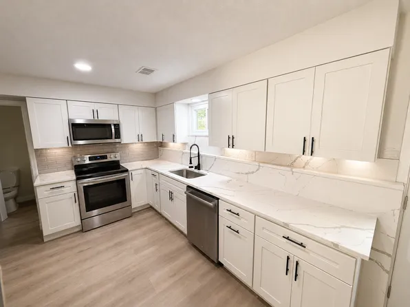1430 E Willow Dr, Olathe, KS 66062