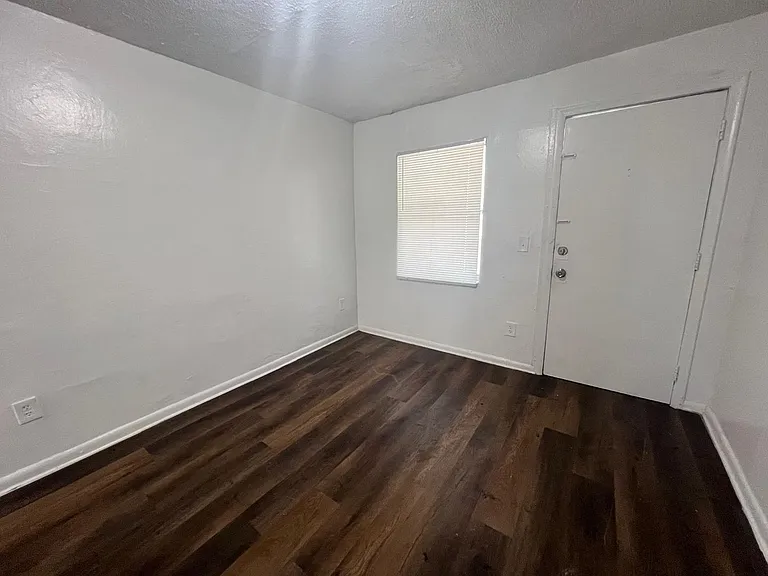 St George Apartments — Photo 40