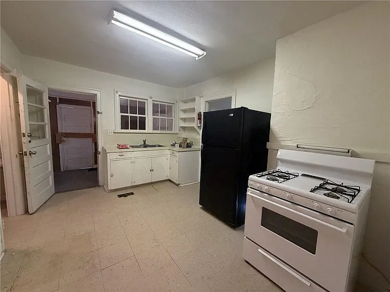 2353 Shelby St — Photo 6