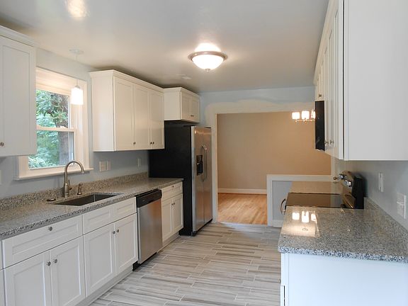 3rd image of 885 Maymont Ave