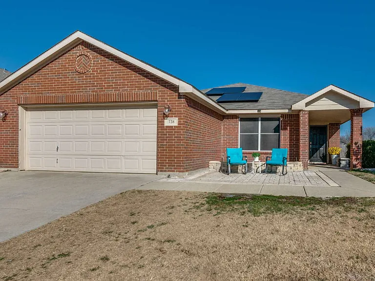 728 Falcon Rd — Photo 1