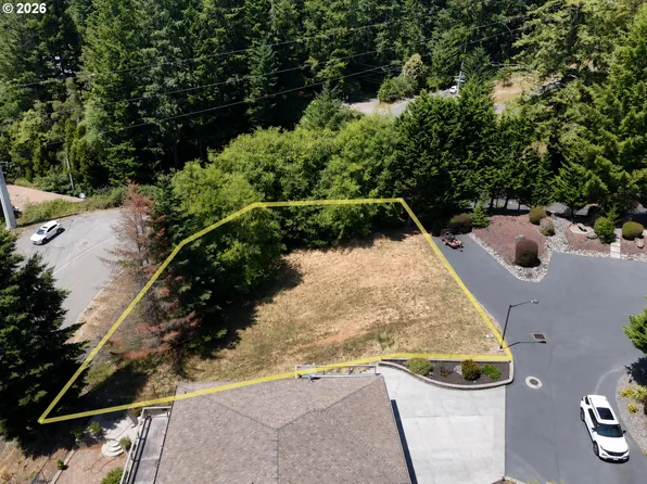 7774 Zoe Dr, Brookings, OR 97415