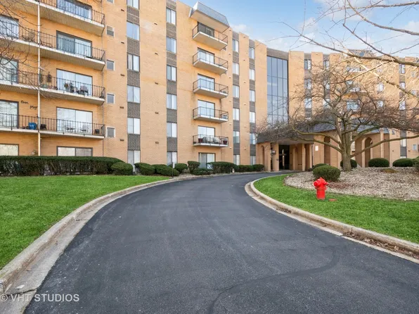 900 W Sunset Dr APT 304, Glenwood, IL 60425
