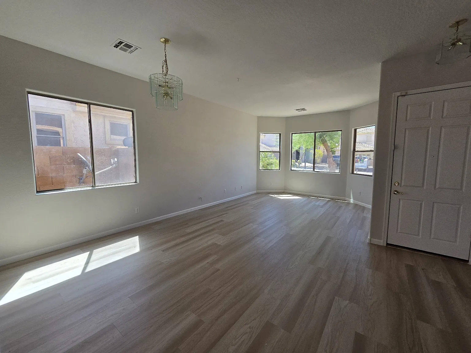 3 bed, 1969 sqft, $2,200 — Photo 4