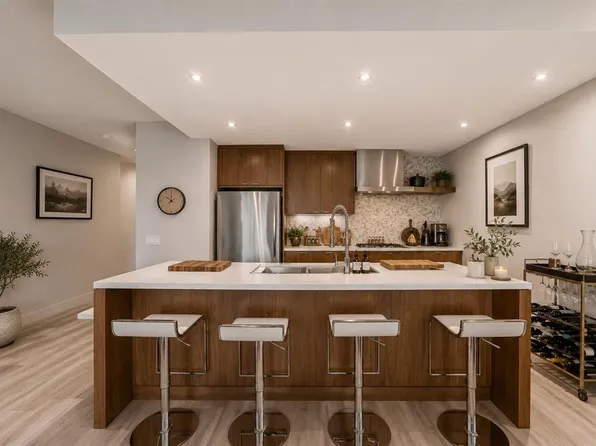 2124 17th St E #201, Calgary, AB T2T 4M4