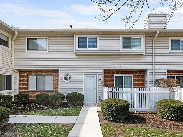4314 Hyde Park Dr #4, North Olmsted, OH 44070