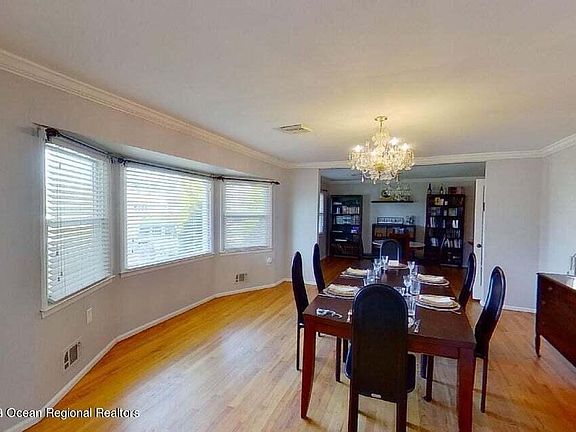 4th image of 743 Shrewsbury Ave