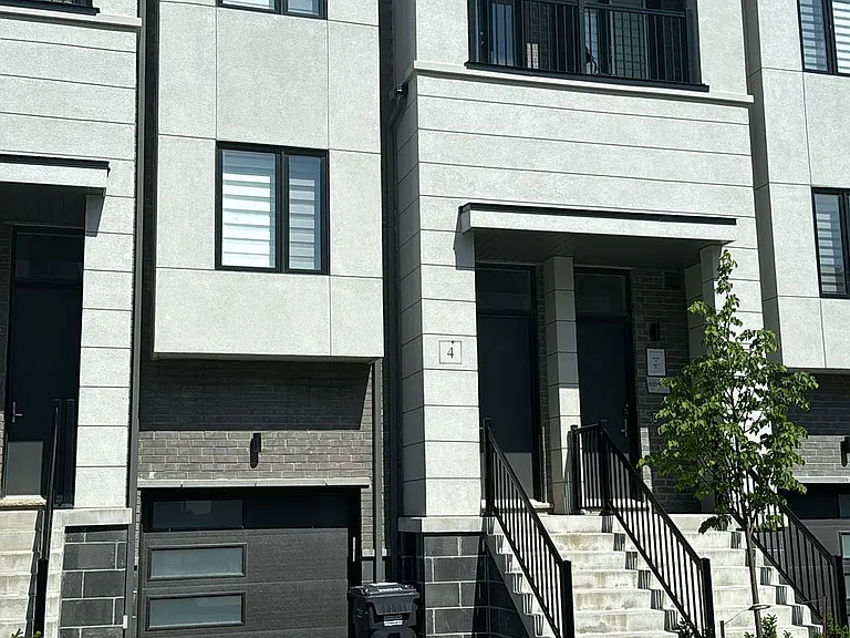 4 Heathrow Ln — Photo 1