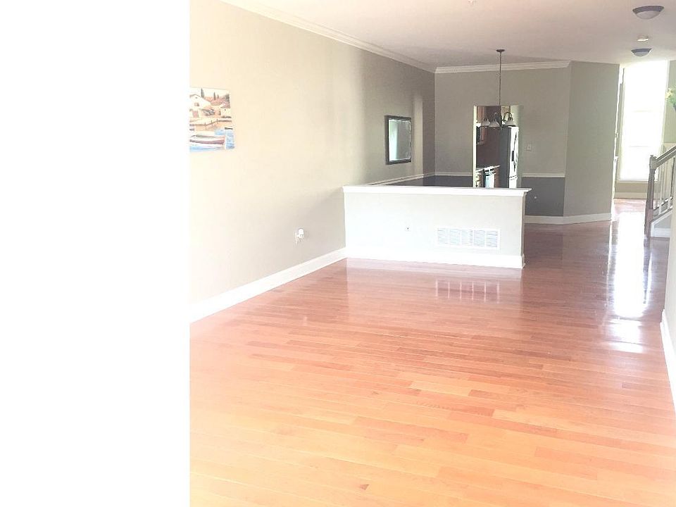 1st image of 16 Lincoln Dr #16