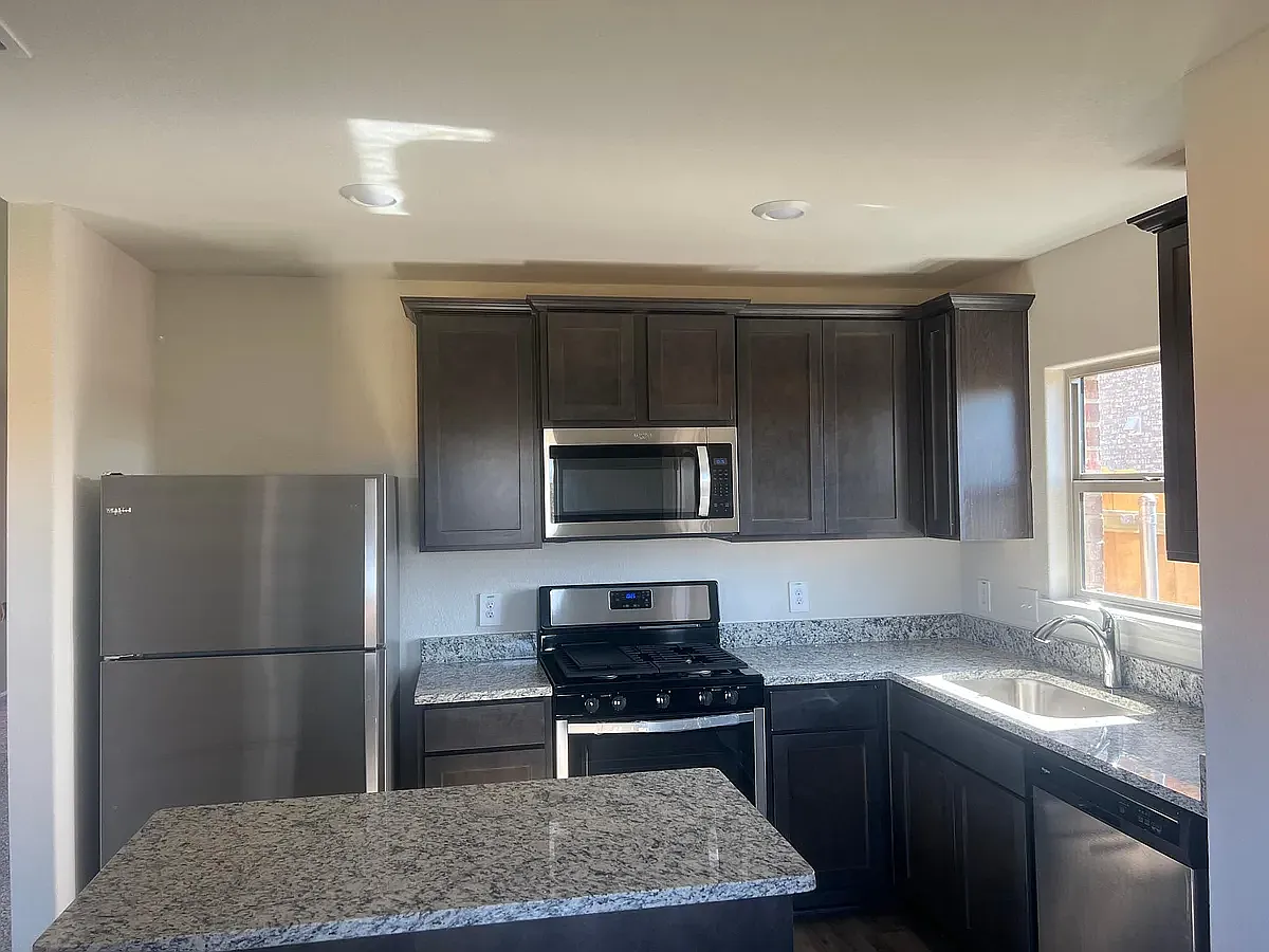 3 bed, 1683 sqft, $2,000 — Photo 2