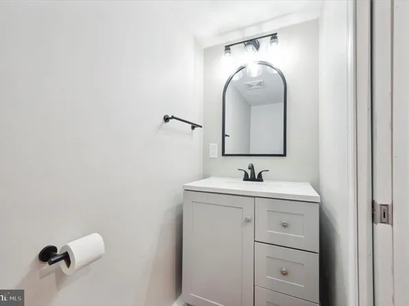 137 E Laughead Ave, Linwood, PA 19061