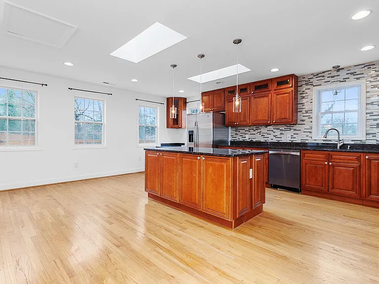 6138 Beachway Dr — Photo 17