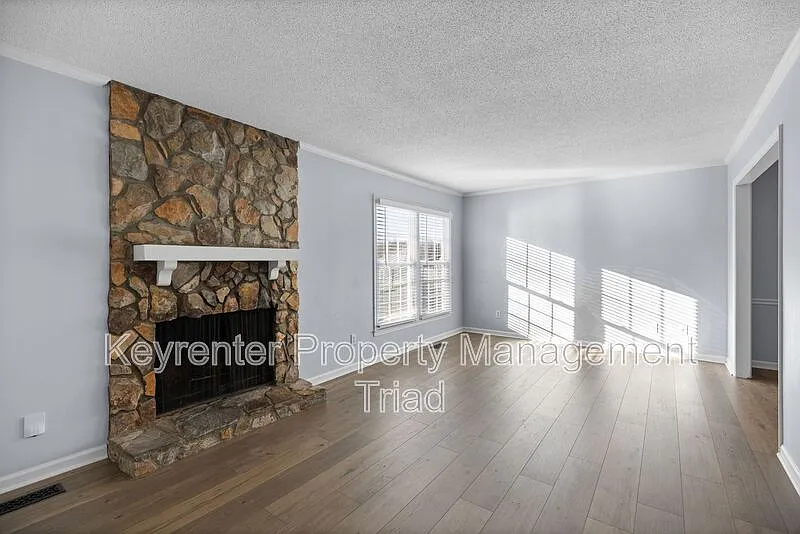4 bed, 3.5 bath, 2160 sqft, $1,800 — Photo 3
