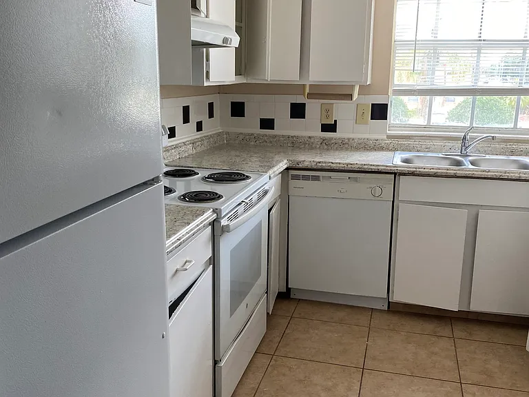 408 Banyon Tree Cir #200 — Photo 12