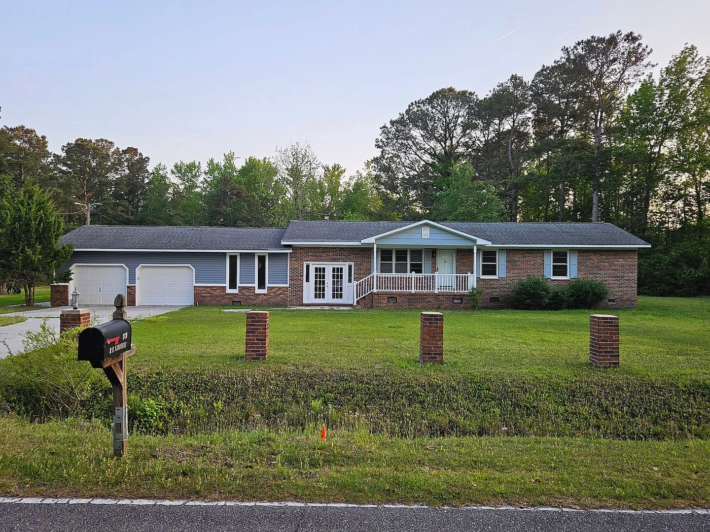 Beautiful renovated 3 bed, 1.5 bath unfurnished home located in Hampstead — Photo 1