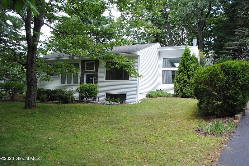 2nd image of 31 W Dillenbeck Drive