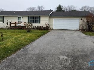 17776 Robinson Rd, Bowling Green, OH 43402