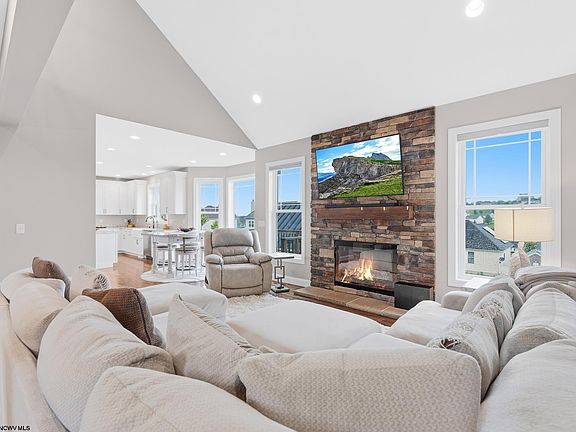 5th image of 702 Slaton Ln