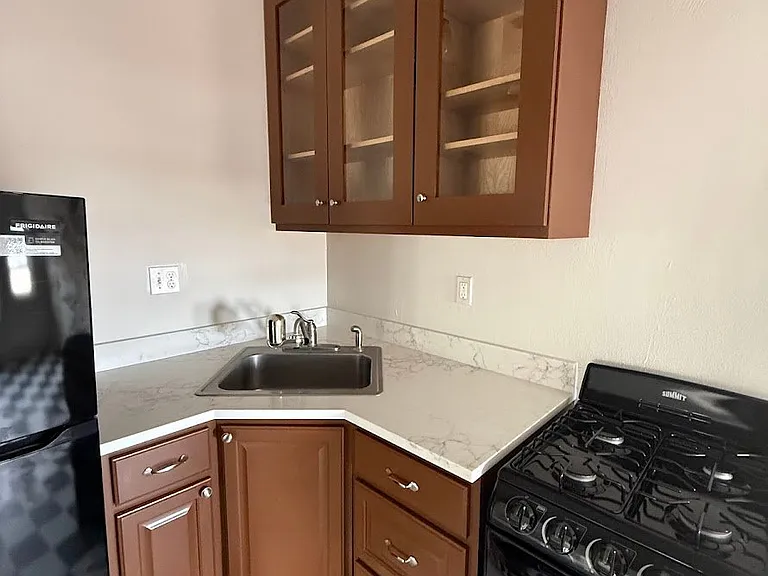 418 Waukazoo Ave #5 — Photo 15