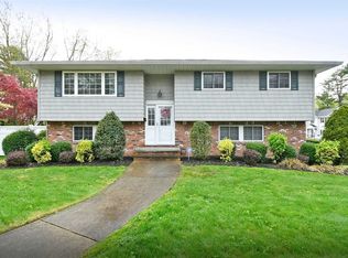 75 Split Rock Rd, Syosset, NY 11791