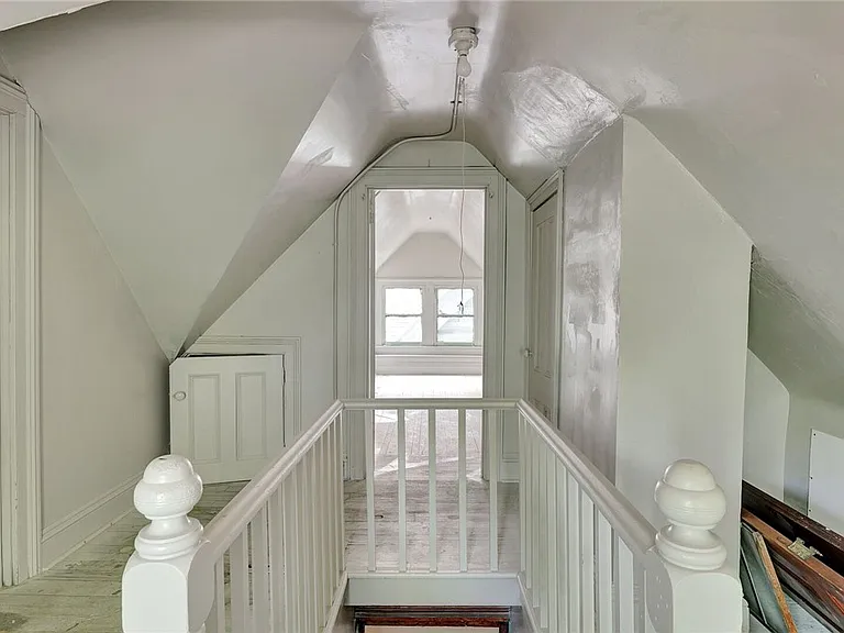 407 Alexander St — Photo 16