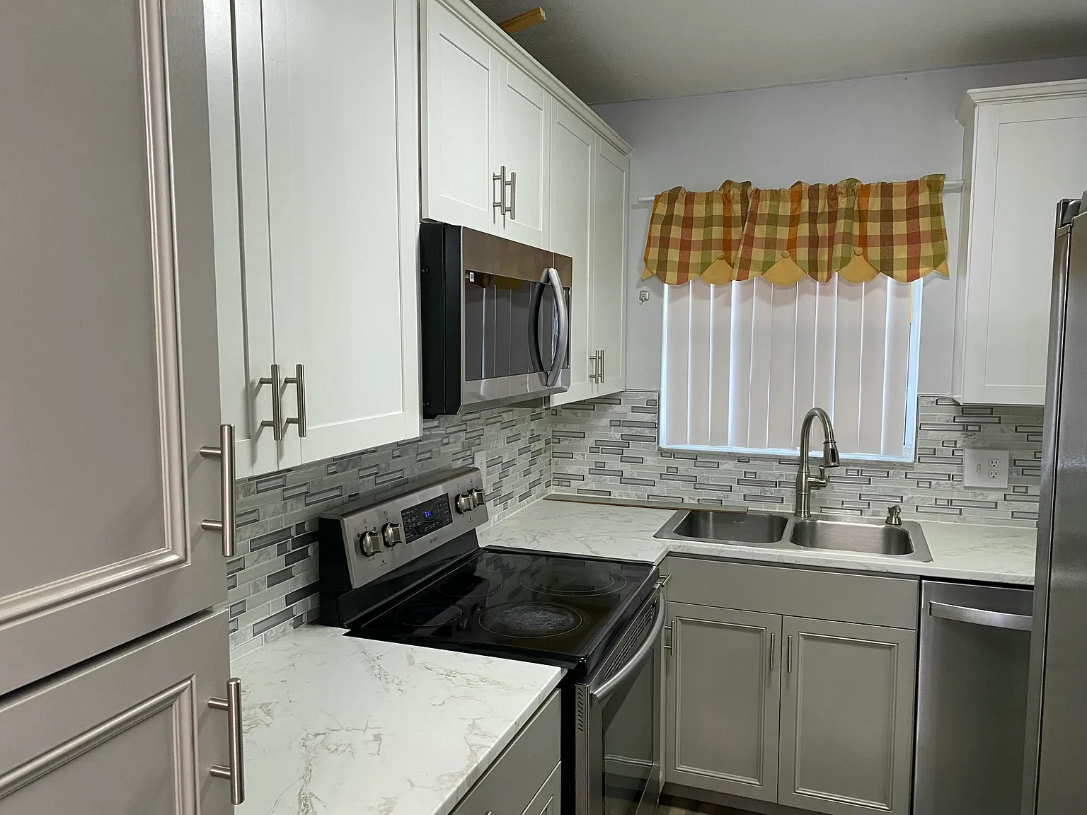 1 bed, 1.5 bath, 720 sqft, $1,300 — Photo 2