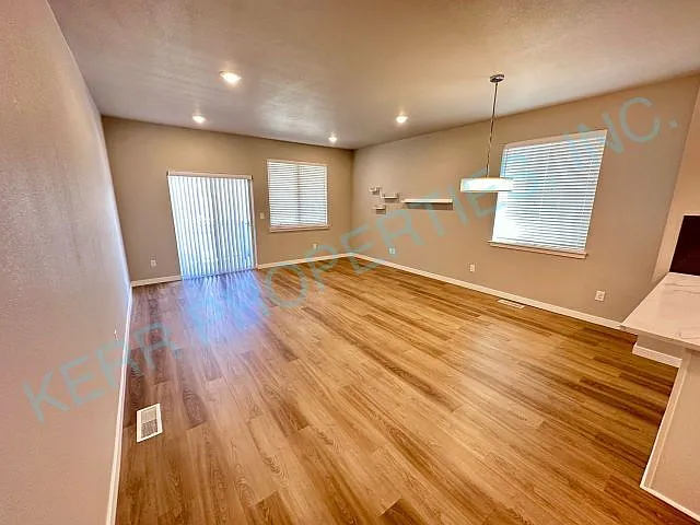 Charming 3-Bedroom Townhouse with 2.5 Baths and Spacious Living Area in Portland! — Photo 2