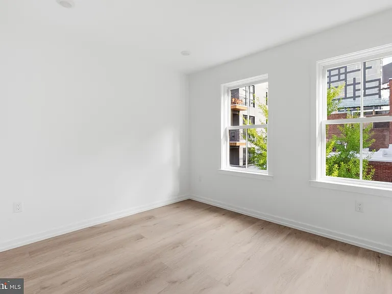 209 New St #2G — Photo 10