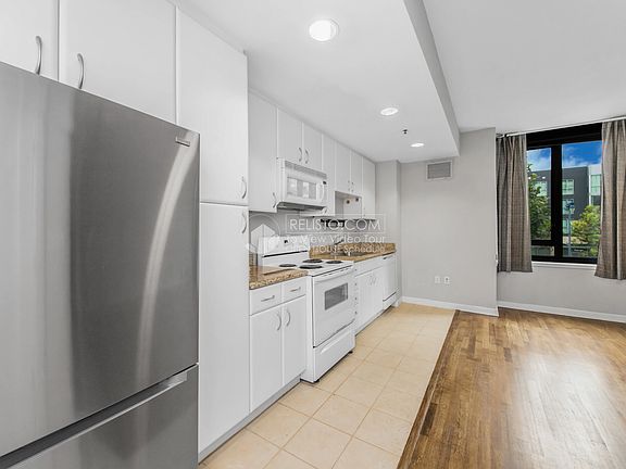 5th image of 260 King St Unit 553