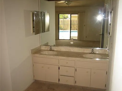 6050 Amberwoods Dr — Photo 10