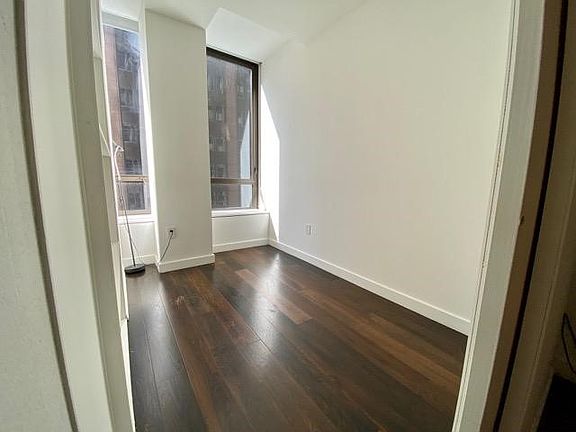 4th image of 75 Wall St #18R