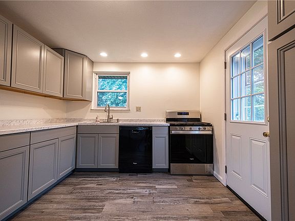 5th image of 414 Alpine Village Dr