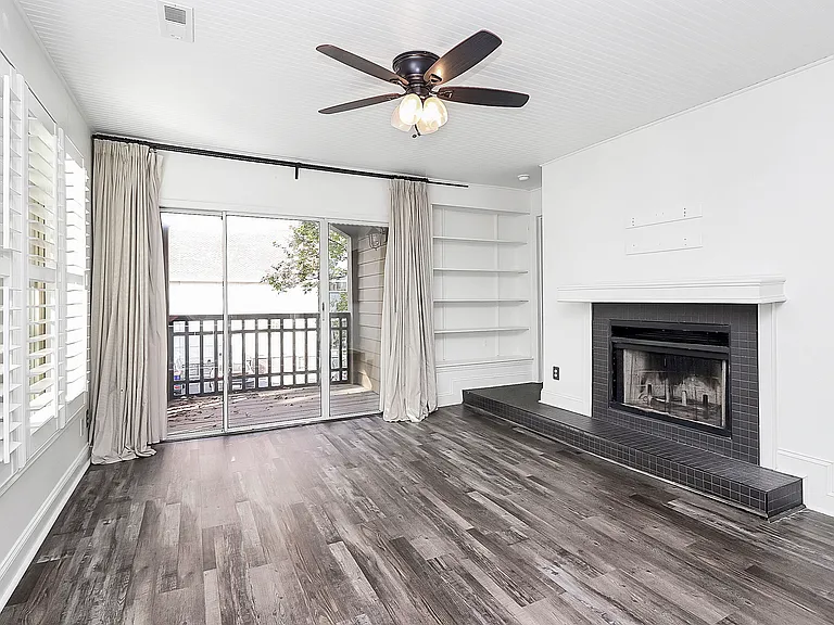 1109 E Morehead St — Photo 3