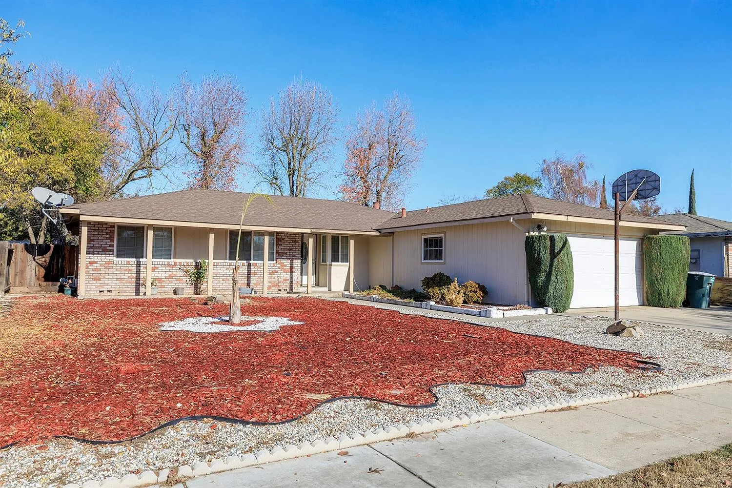 1425 Montclair Dr photo 1