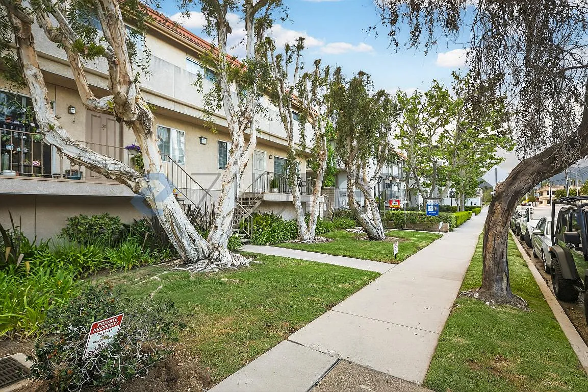 Building Photo - 10215 Variel Ave #26