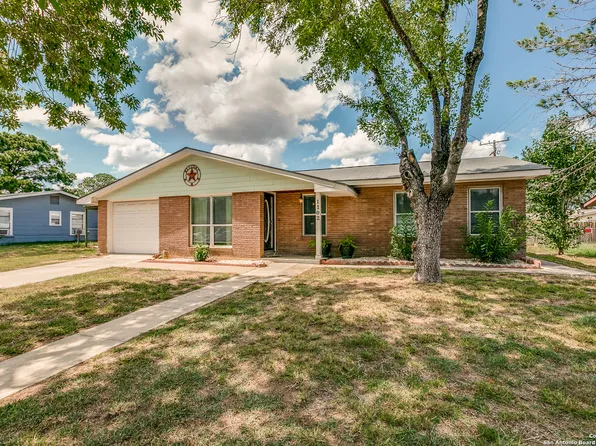 1102 HARVEY, Pleasanton, TX 78064