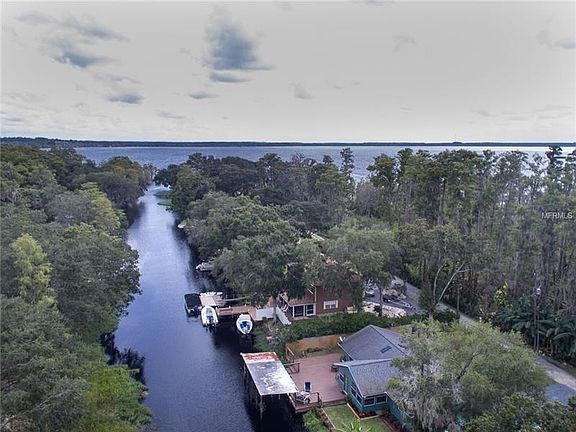 JUST PUSH OFF FROM YOUR BOAT HOUSE AND IDLE UP THE CANAL TO LAKE LOUISA, LARGEST LAKE AND SOUTHERNMOST WATERWAY ON THE PRISTINE CLERMONT CHAIN OF LAKES FOR WORLD CLASS WAKEBOARDING, FISHING AND BOATING.